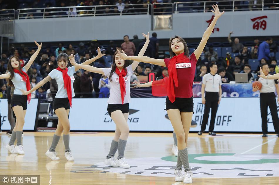 舞蹈动作整齐划一,伸展的手臂如同白杨般挺拔,她们用身体语言讲述着关于信仰与奉献的故事,令观者无不动容。