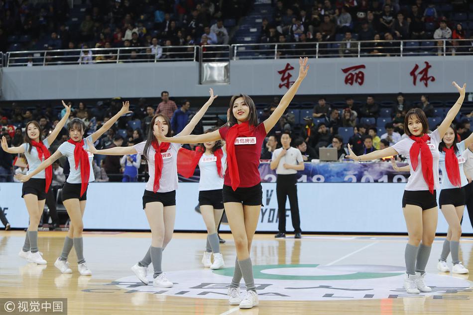 中场表演的高潮时刻,一名队员被同伴托举而起,在空中定格成优美的姿态,宛如一朵在赛场上空绽放的铿锵玫瑰。