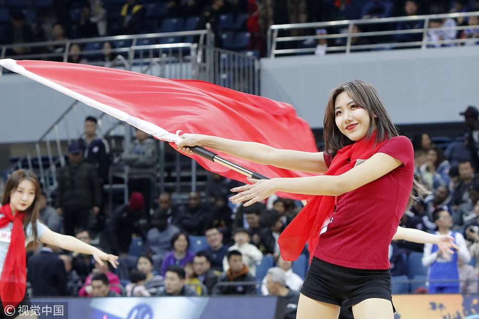 伴随动感节拍,啦啦宝贝们跃向空中,马尾辫甩出青春的弧线,用活力点燃整个球场。