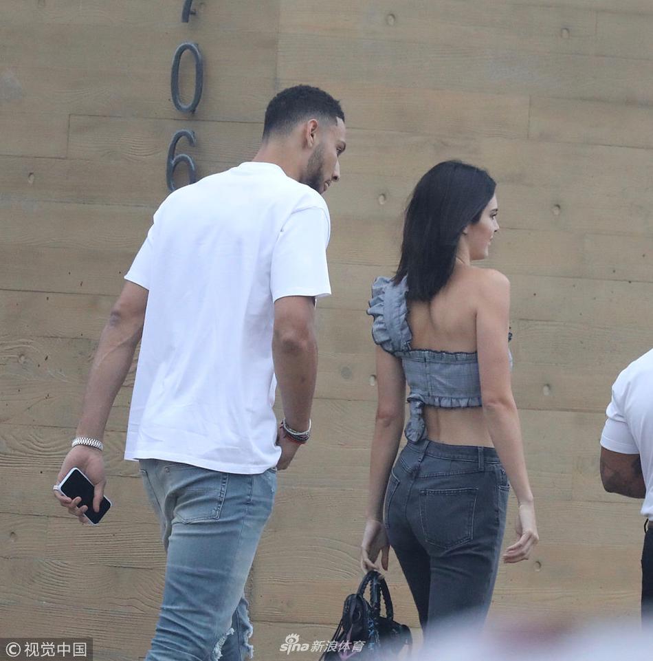 西蒙斯与女友詹娜现身纽约 俊男美女配一脸