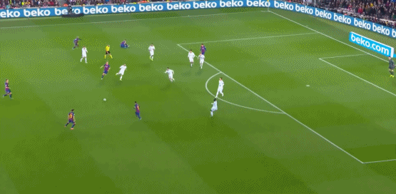 在万众瞩目的国家德比聚光灯下，梅西陷入对手的重重包围，他脚下的皮球仿佛被无形的枷锁束缚，往日灵动的突破在这瞬间也未能撕开严密的防线。