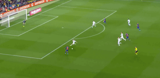 面对皇马防守球员凶狠的逼抢，梅西踉跄中依然努力控制着皮球，眼神中透露着不甘与执着，但最终还是在这片熟悉的战场上未能完成致命一击。