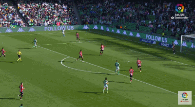 华金打入第二球后，张开双臂在草皮上尽情滑跪，留下三道深深的印记，他的脸上绽放出孩子般灿烂的笑容，仿佛在拥抱整个属于他的夜晚。