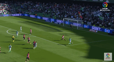 完成帽子戏法后，华金被队友团团围住，他开怀大笑，额头上的皱纹里都写满了喜悦，队友们或拍打他的肩膀，或抚摸他的头发，向这位创造历史的球队灵魂致以最高敬意。