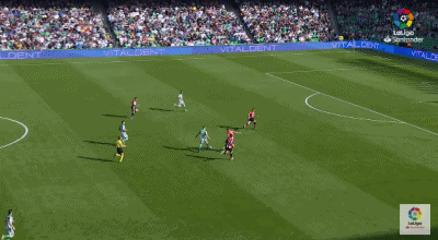 华金攻入首球瞬间，只见他在禁区后点犹如猎鹰捕兔般胸停来球，不等皮球落地便是一记干脆利落的右脚推射，洞穿对手城池。