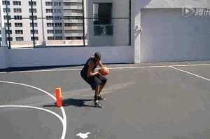 球员突破至禁区,面对补防,使用欧洲步左右大幅摆动,轻盈绕过防守,挑篮得手