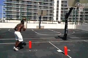 球员背身护球,突然以右脚为轴,如陀螺般转身抹过防守,面筐直杀篮下