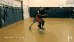 球员接球瞬间双脚同时落地,呈跳步急停,身体平衡极佳,随时准备三威胁攻击