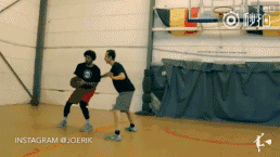 球员交叉步启动如离弦之箭,肩膀倚住防守者,强行切入禁区,展现惊人爆发力