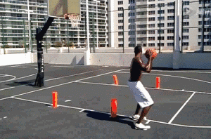 球员运球中突然急停,双脚如弹簧般向后撤出一大步,与防守者拉开巨大空档,从容跳投