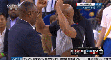 裁判被勇士悍将绊倒受伤