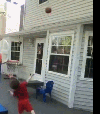 凯里-欧文能够擦着篮板的任何位置把球旋转进筐，但这位3岁小孩能做到的高打板，欧文还真就不一定能做到。