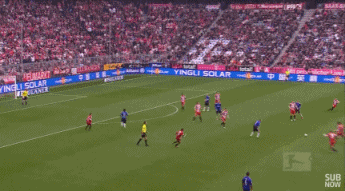 里贝里在左边路面对数名防守球员的包夹，他轻巧地连续变向，用假动作戏耍对手后送出精准传中，展现了其作为顶级边锋的卓越控球技巧。