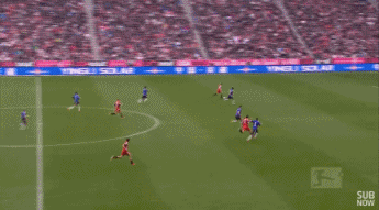 罗本高速带球中与里贝里打出撞墙式二过一配合，里贝里不停球直接敲给前插的罗本，两人的传跑时机完美契合，轻松撕破对手防线。