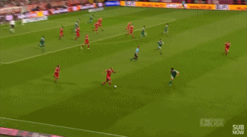 罗本与里贝里在安联球场击掌相庆，眼神中充满对胜利的渴望与对彼此的信任，这是十年搭档最经典的默契瞬间。