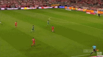 罗本在右路接球后，用标志性的“金左脚”内切，晃过防守球员，随即兜出一记完美的弧线，皮球直挂球门远角，对方门将只能望球兴叹。