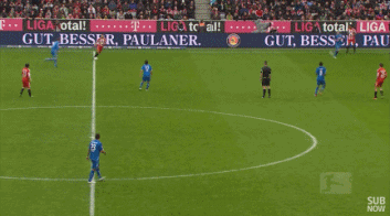 2013年温布利欧冠捧杯时刻，罗本与里贝里共同举起“大耳朵杯”，两人脸上洋溢着幸福与自豪的笑容，这是他们十年合作最荣耀的巅峰。