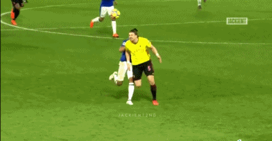 贡多齐与对手发生口角，他怒目圆睁，气势汹汹地冲上前去，却被队友一把抱住，双脚还在空中乱蹬，像一只被拎起来的小螃蟹