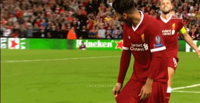 场边的球童看到场上球员一个滑稽的失误后，忍不住捂嘴偷笑，他的表情被转播镜头捕捉，成为另一个有趣的看点