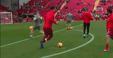 主裁判全神贯注吹罚比赛，一回头差点撞上身后助理裁判高高举起的旗子，吓得他往后一跳，表情惊慌失措