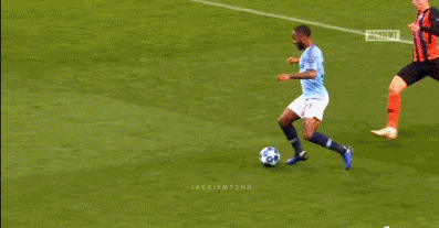 一位门将扑出点球后激动地捶胸怒吼庆祝，结果用力过猛脚下打滑，一个踉跄差点摔倒，赶紧扶住门柱才稳住身形