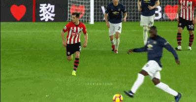 卢卡库在禁区内试图停球，结果却像弹簧一样把球反弹出几米远，一脸无辜地摊手，仿佛在说这草皮有毒