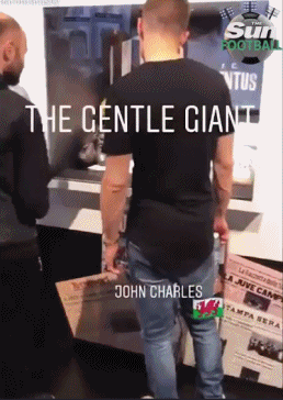 参观结束，拉姆塞抱着儿子走出大门，小家伙趴在爸爸肩头，似乎有些困倦了，但手里还紧紧攥着一枚尤文图斯的小队旗，模样惹人怜爱。