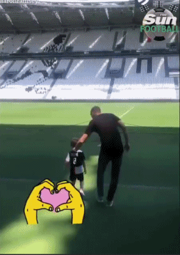 拉姆塞温柔地牵着儿子的手，父子俩一同走在尤文图斯的室内走廊，小家伙步履蹒跚却努力跟上爸爸的大步流星，画面充满童趣。