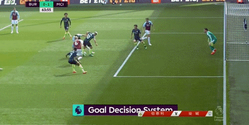 鹰眼门线技术系统精准介入，通过多角度回放和3D建模，清晰地展示出皮球已经整体越过了门线，进球有效，这2.9厘米的判定改变了比赛局势。