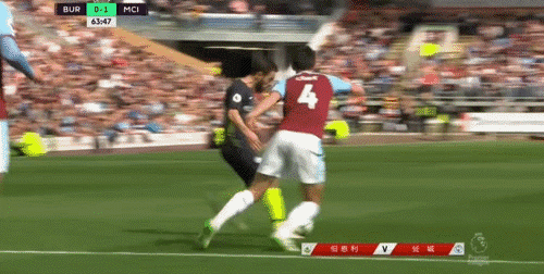 比赛关键时刻，阿圭罗在对方后卫的贴身紧逼下完成射门，皮球越过了门将的十指关，在门线处引发了巨大争议。