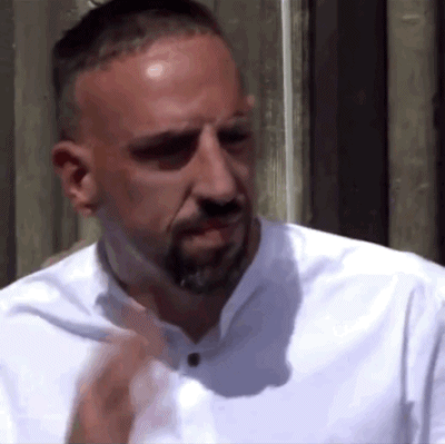 里贝里情难自禁掩面落泪，罗本轻抚其面庞低声安慰，这一刻温情触动人心