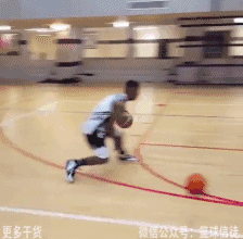 篮球少年在空旷的球场上演灵动华尔兹，他手中的篮球仿佛被施了魔法，流畅地穿梭于胯下和背后，整个球场都成为了他独自起舞的聚光舞台。