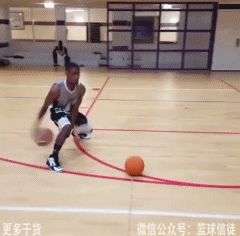 在烈日下挥汗如雨，他反复打磨着运球变向的每一个细节，球鞋与地面摩擦发出的吱吱声，仿佛是这片孤寂战场上为自己奏响的最热血战歌。