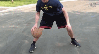 欧文在人群中闪转腾挪，连续运用胯下和体前变向，把防守者晃得东倒西歪，最后在人缝中送出精准助攻，展现了街球般的写意与创造力。