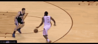 球员眼神看向一侧队友,单手做出传球的假动作,下一秒却迅速收球,双脚如螃蟹般横向拉开,轻松过掉防守者。