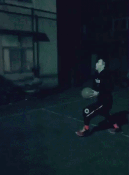 最终,欧洲步的终结一刻:球员在空中滑翔,躲过封盖,用手指轻轻一拨,篮球听话地打板入筐,留下一脸茫然的防守者。