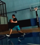 一名球员利用背后运球衔接欧洲步,球在身后灵动地弹跳,脚步也随之舞动,轻巧地穿过两名防守者的合围。