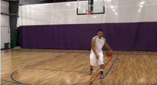 进攻球员快速推进，面对补防的队友，他并未减速，而是用一个极具爆发力的体前变向，瞬间改变行进方向，与队友的掩护形成默契，轻松突破防线。