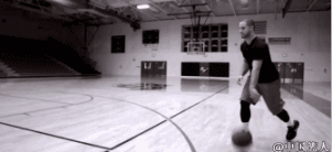 韦德像一辆顶级的跑车,在高速行驶中突然完成了一个违反物理学的直角转弯,将防守人定格在原地,自己则如鬼魅般滑向篮下。