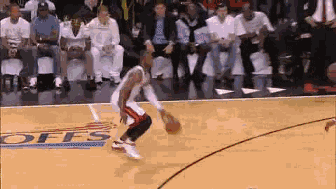 哈登面对防守,不慌不忙,一个犹豫步后突然启动,接着迈出标志性的横向大步,像螃蟹一样从防守人身侧挤过,身体对抗后稳稳上篮。