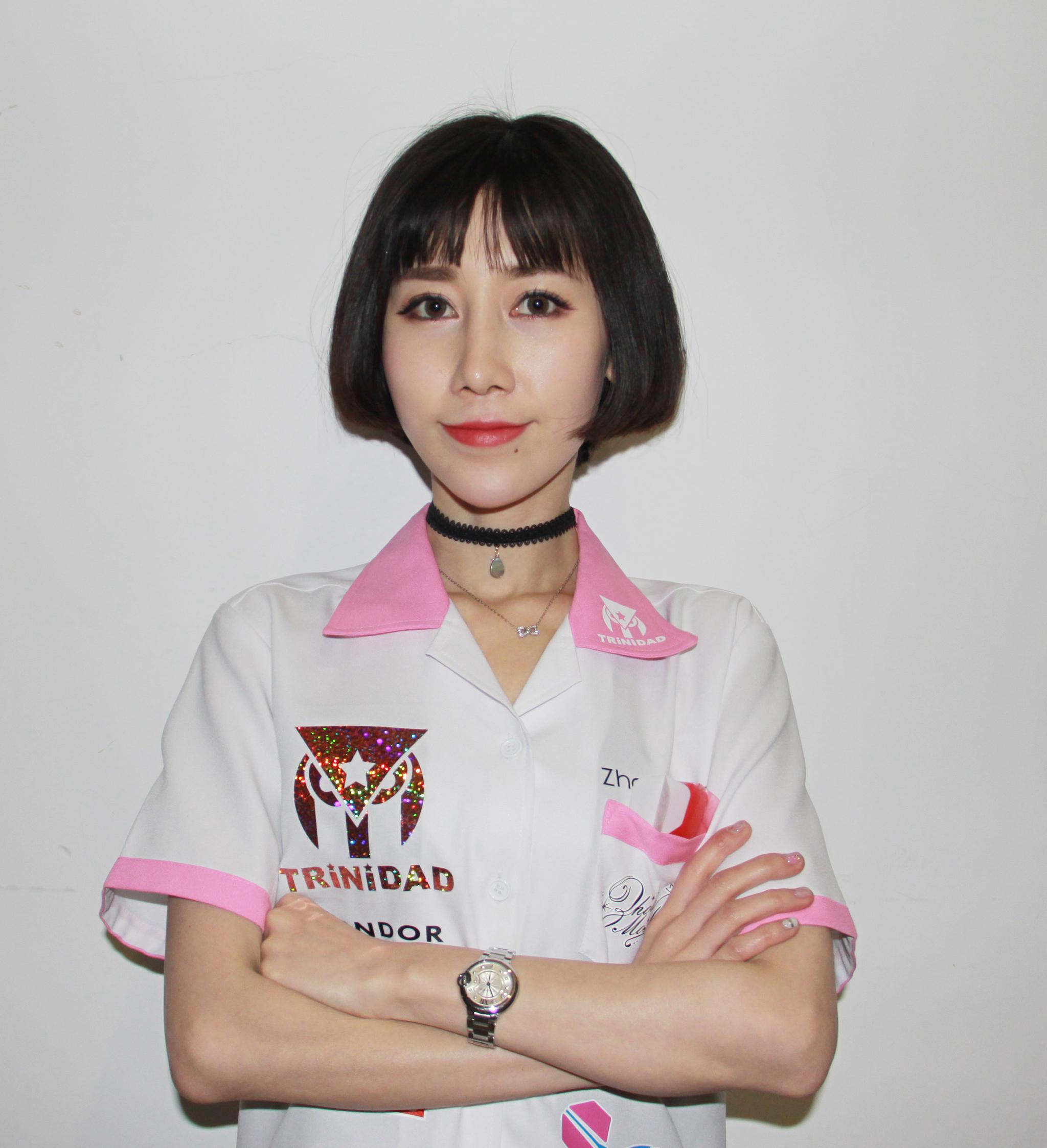 飞镖美女周莫默