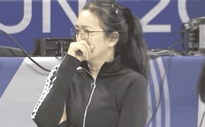 巩俐现身中国女排训练现场 托腮沉思观摩郎平神态图片 4122132 658x408