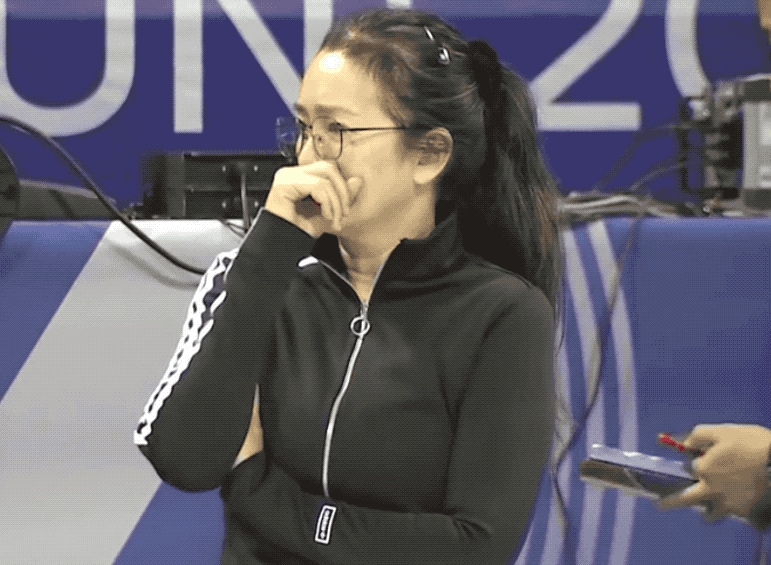 巩俐现身中国女排训练现场 托腮沉思观摩郎平神态图片 326335 771x565