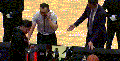 动图捕捉了哈德森在三分线外被广东队两名防守悍将死死缠住的画面，皮球在混战中应声出界，裁判的哨声与双方球员同时举手的抗议声交织在一起，现场气氛紧张得令人窒息。