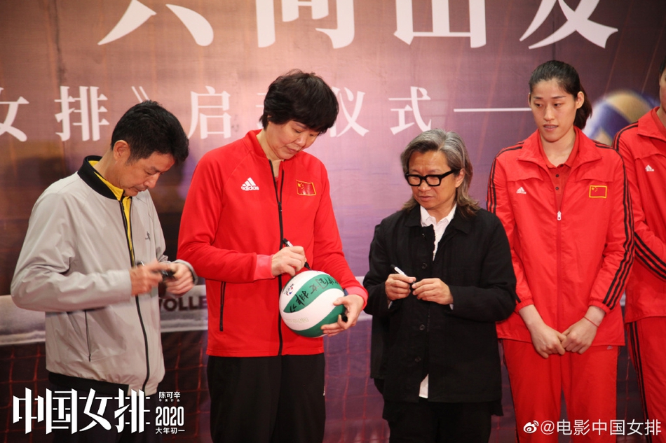 巩俐现身中国女排训练现场 托腮沉思观摩郎平神态图片 416186 950x633