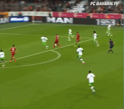 动图中，莱万在禁区内机敏抢点，完成第四粒进球的瞬间，他的射门动作干脆利落，展现了一名顶级射手的本能。