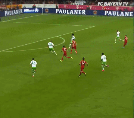 动图记录下莱万完成第五粒进球后，瓜迪奥拉在场边那副既震惊又欣喜的经典表情，完美诠释了什么叫“看呆了”。