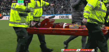 队医紧急进场检查，萨拉赫神情痛苦无法起身，队友围拢过来神情关切