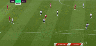 萨拉赫与纽卡门将相撞瞬间，身体失去平衡后重重倒地，表情痛苦