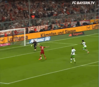 这个动图展现了莱万在短短几分钟内，如何一次次将皮球送进网窝，对手门将从困惑到绝望的表情变化，成为这一神迹的最佳注脚。